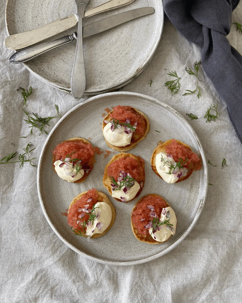 Blinis med ærtemel toppet med stenbiderrogn