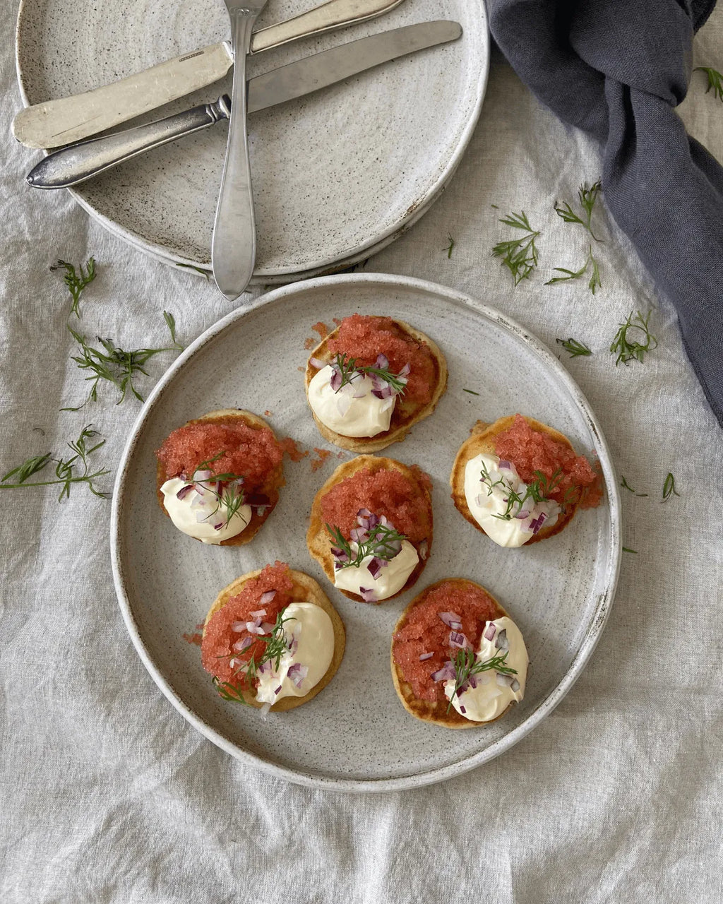 Blinis med ærtemel toppet med stenbiderrogn
