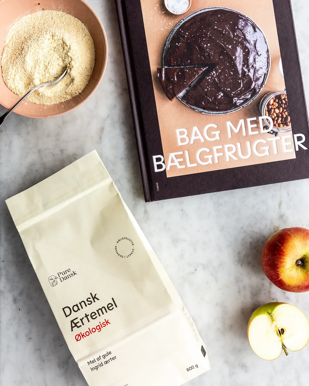 Gavepakke med ærtemel og bagebogen 'Bag med bælgfrugter'