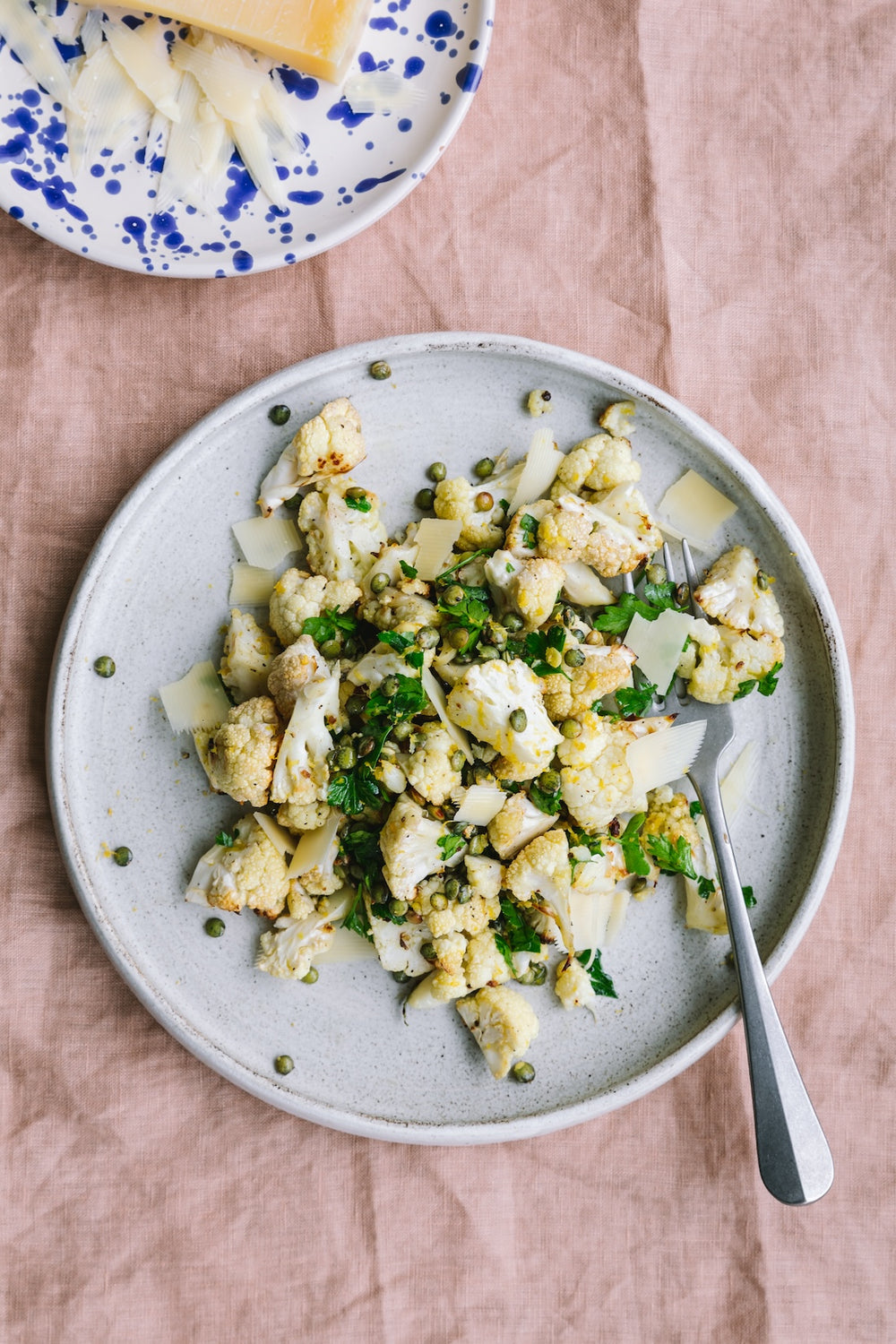 Salat med bagt blomkål, ost, persille og Anicia linser