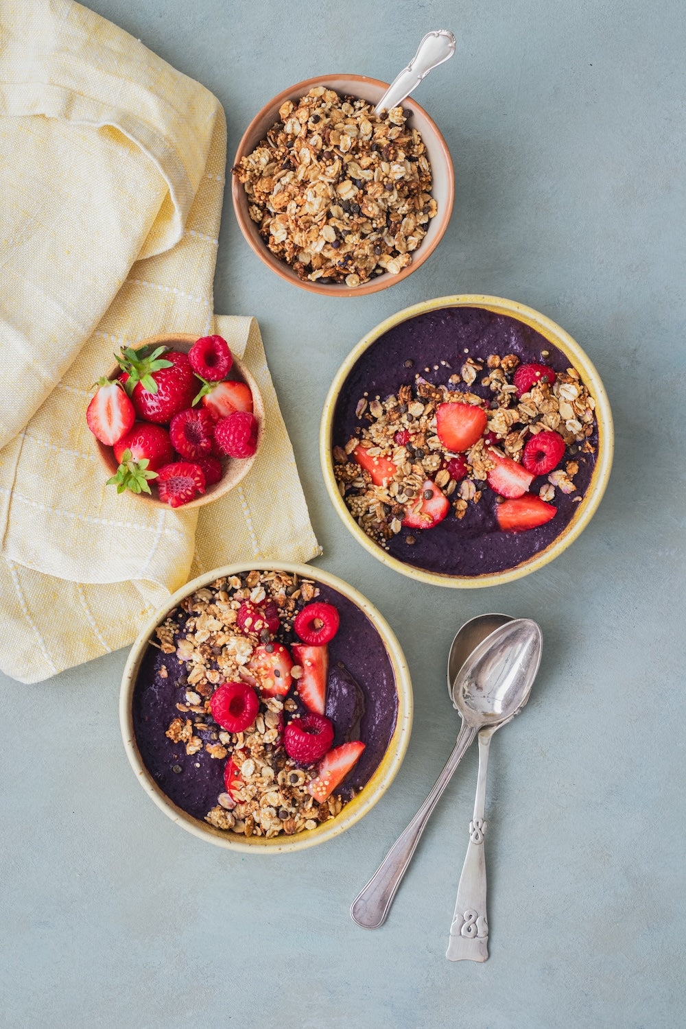 Smoothie bowl med Ingrid ærter, spinat og bær